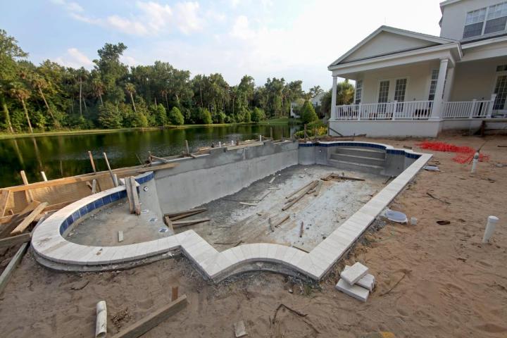Laissez SPLTP construire la piscine en béton de vos rêves.
